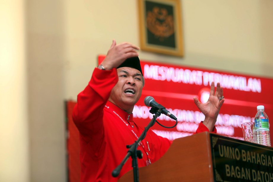 AHMAD Zahid Hamidi berucap ketika hadir untuk Mesyuarat Perwakilan UMNO Bahagian Bagan Datoh. FOTO Supian Ahmad