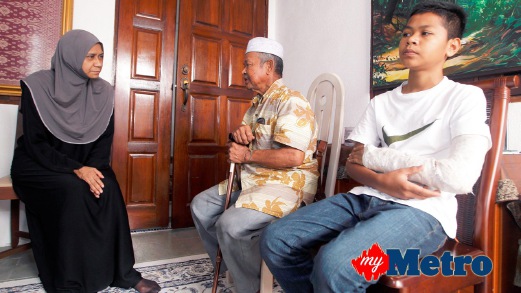 MASTURA (kiri) mendengar aduan daripada Hashim (tengah) yang datang bersama anaknya, Mohd Hanafi. FOTO Supian Ahmad