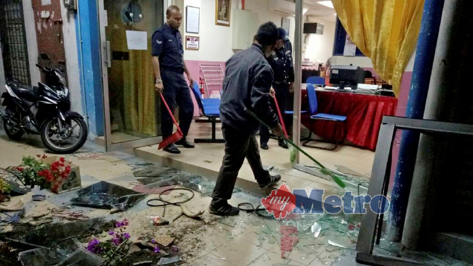 PINTU cermin hadapan Balai Polis Kampung Koh pecah dilanggar kereta. FOTO ihsan pembaca
