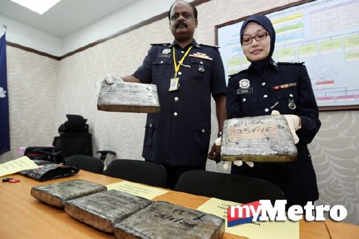 V R Ravi Chandan (kiri) dan Inspektor Nurleyana Diana Stephenson menunjukkan 4.65 kilogram dadah yang dirampas. FOTO Yahya Zainuddin