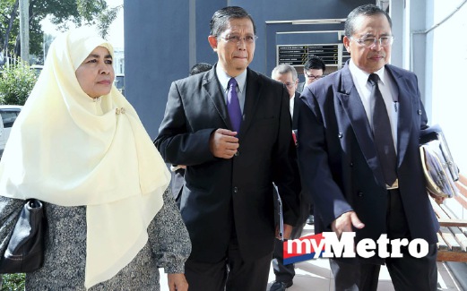 MOHD Nizar diiringi Datin Seri Fatimah Taat tiba di mahkamah. Turut mengiringi peguam beliau, Hatim Musa (kanan). FOTO Yahya Zainuddin