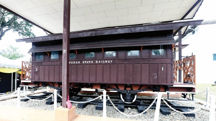 GERABAK kereta api penumpang ‘Perak State Railway’.