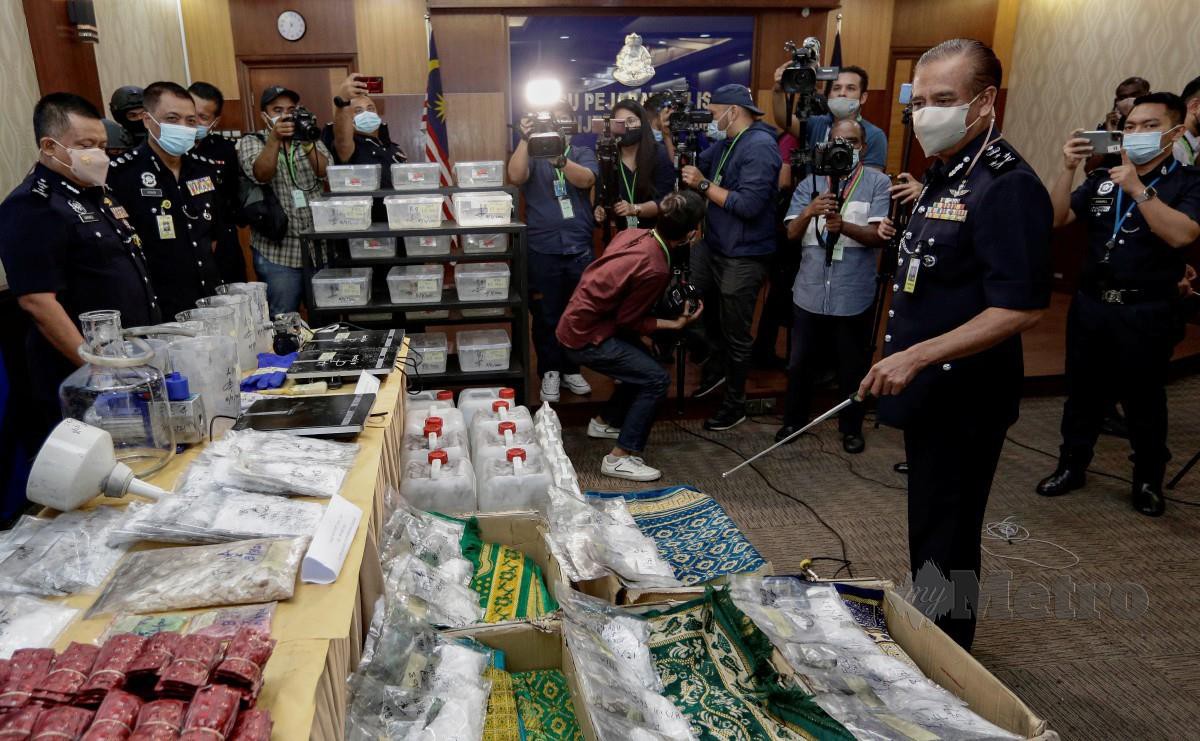 Razarudin menunjukkan barang rampasan dan bahan pemprosesan dadah pada sidang media di IPK Kuala Lumpur. FOTO Aizuddin Saad.