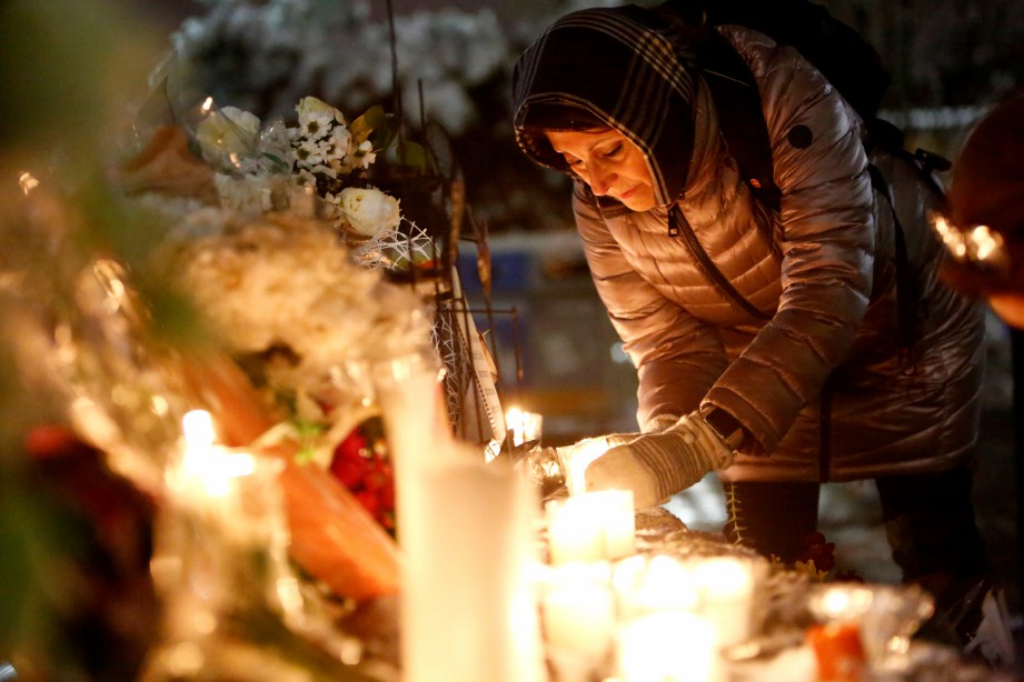 ORANG ramai menyalakan lilin bagi memperingati mangsa nahas pesawat Ukraine. FOTO Reuters