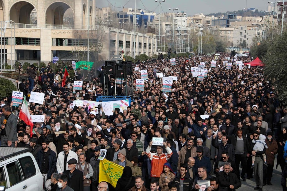 Rakyat Iran menyertai demonstrasi di jalanan selepas solat Jumaat hari ini sebagai bantahan jenayah dilakukan Amerika Syarikat yang menyebabkan kematian Komander Kanan Iran, Qasem Soleimani di Baghdad. - AFP