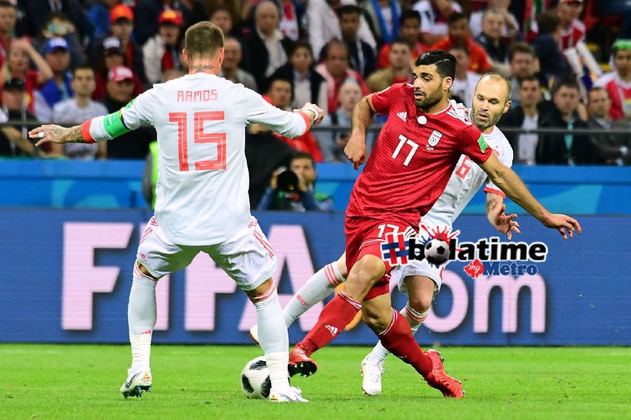 PEMAIN Iran, Mehdi Taremi diasak dua pemain Sepanyol. Foto AFP