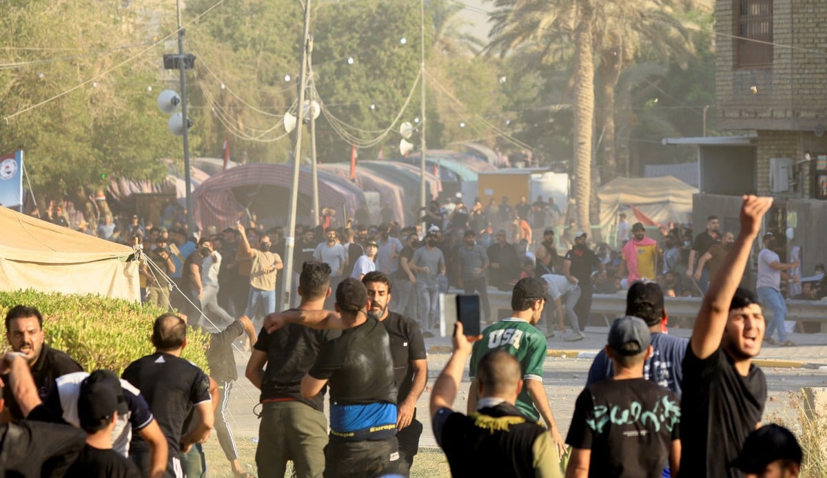PERTEMPURAN yang mengorbankan 20 individu  , selepas Sadr mengumumkan berhenti daripada arena politik. FOTO Reuters