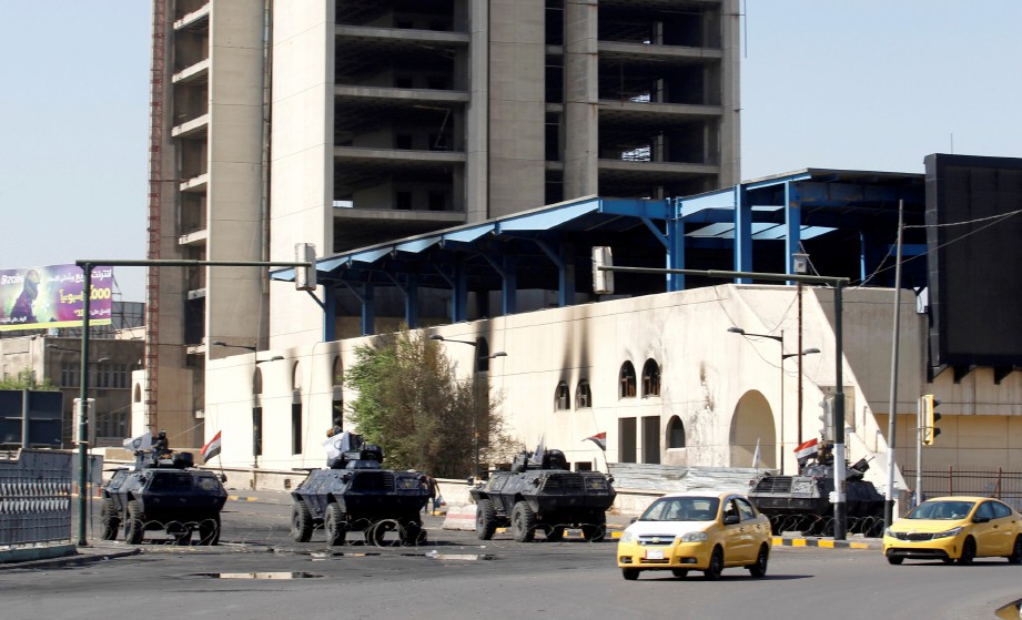 IRAQ menamatkan perintah berkurung waktu siang di Baghdad, tetapi laluan ke dataran utama bandar itu masih ditutup. FOTO REUTERS