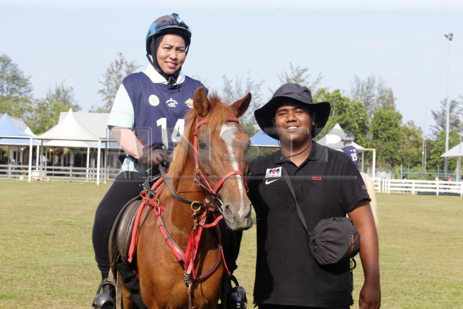 Irda Sharina dibantu anaknya Suhail Danial ketika menyertai Kejohanan Kuda Lasak 'RTES Endurance Ride 2019' di Terengganu International Endurance Park (TIEP) baru-baru ini. FOTO Rozainah Zakaria