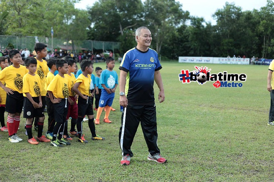 IRFAN mengadakan klinik bola sepak bersama pemain cilik kelab Raja Permin FC di Chendering, baru-baru ini. FOTO/MALIK MUHAMAD 