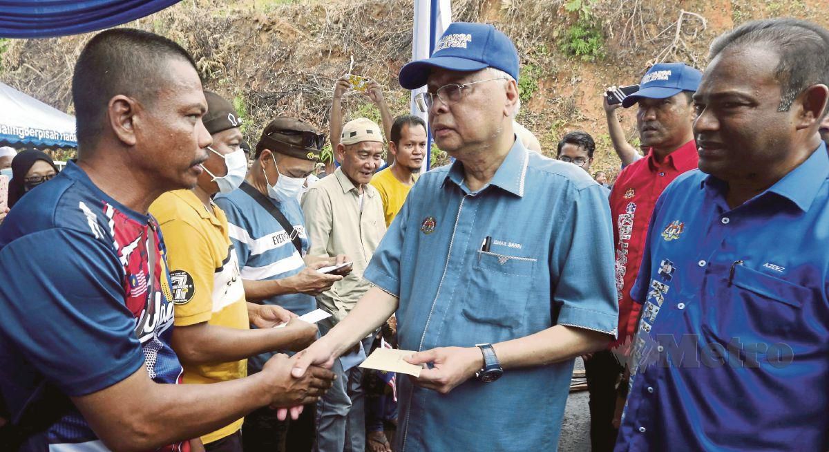 Ismail Sabri Yaakob menyampaikan sumbangan kepada mangsa banjir Kampung Iboi. FOTO DANIAL SAAD