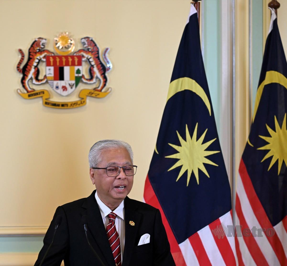 PERDANA Menteri, Datuk Seri Ismail Sabri Yaakob pada perutusan khas pengumuman pembubaran Parlimen dibuat secara langsung di Bangunan Perdana Putra. FOTO ihsan PMO 