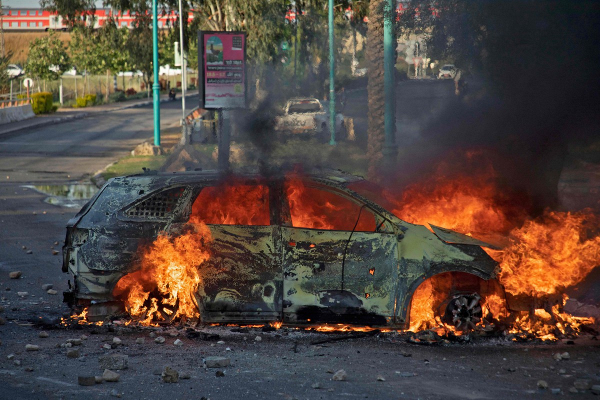 SEBUAH kereta polis Israel dibakar di bandar Lod. FOTO AFP 