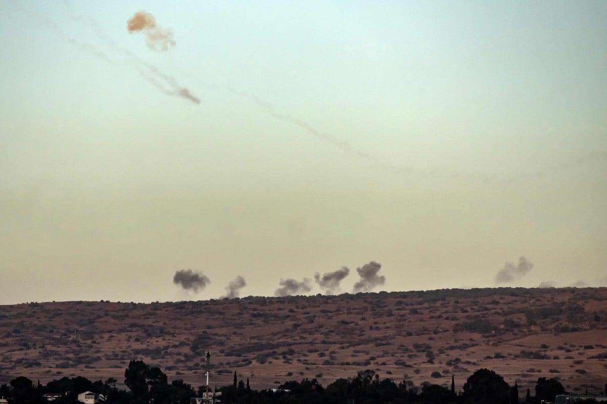 SERANGAN roket pejuang Hizbullah di selatan Lubnan yang menyasarkan Kiryat Shmona di Utara Israel. FOTO AFP