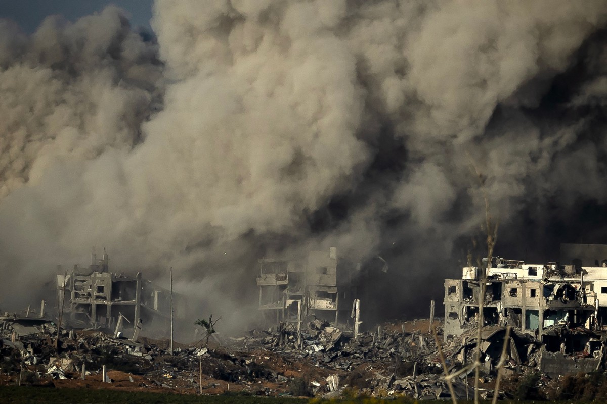 KEPULAN asap berikutan bedilan serangan bom rejim zionis di utara Gaza. FOTO AFP