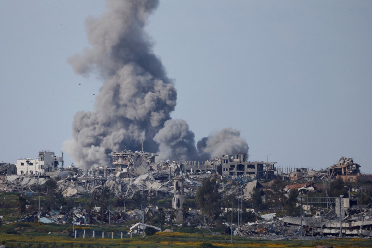 KEPULAN asap akibat serangan Israel di Gaza. FOTO Reuters