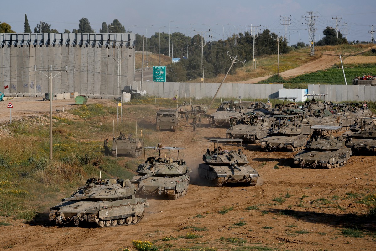 TENTERA Israel bergerak menuju sempadan Israel-Gaza. FOTO Reuters