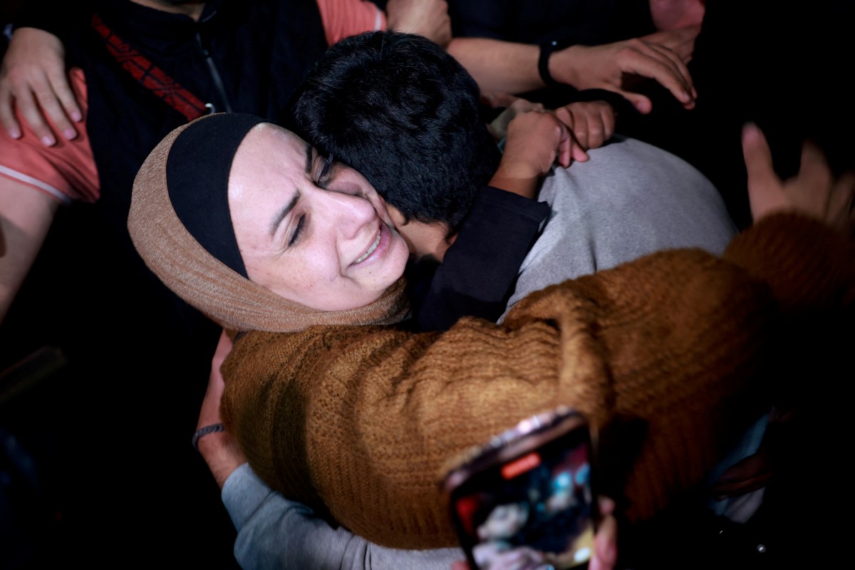 TAHANAN yang dibebaskan memeluk ibunya sebaik tiba di Ramallah, Tebing Barat. FOTO Reuters