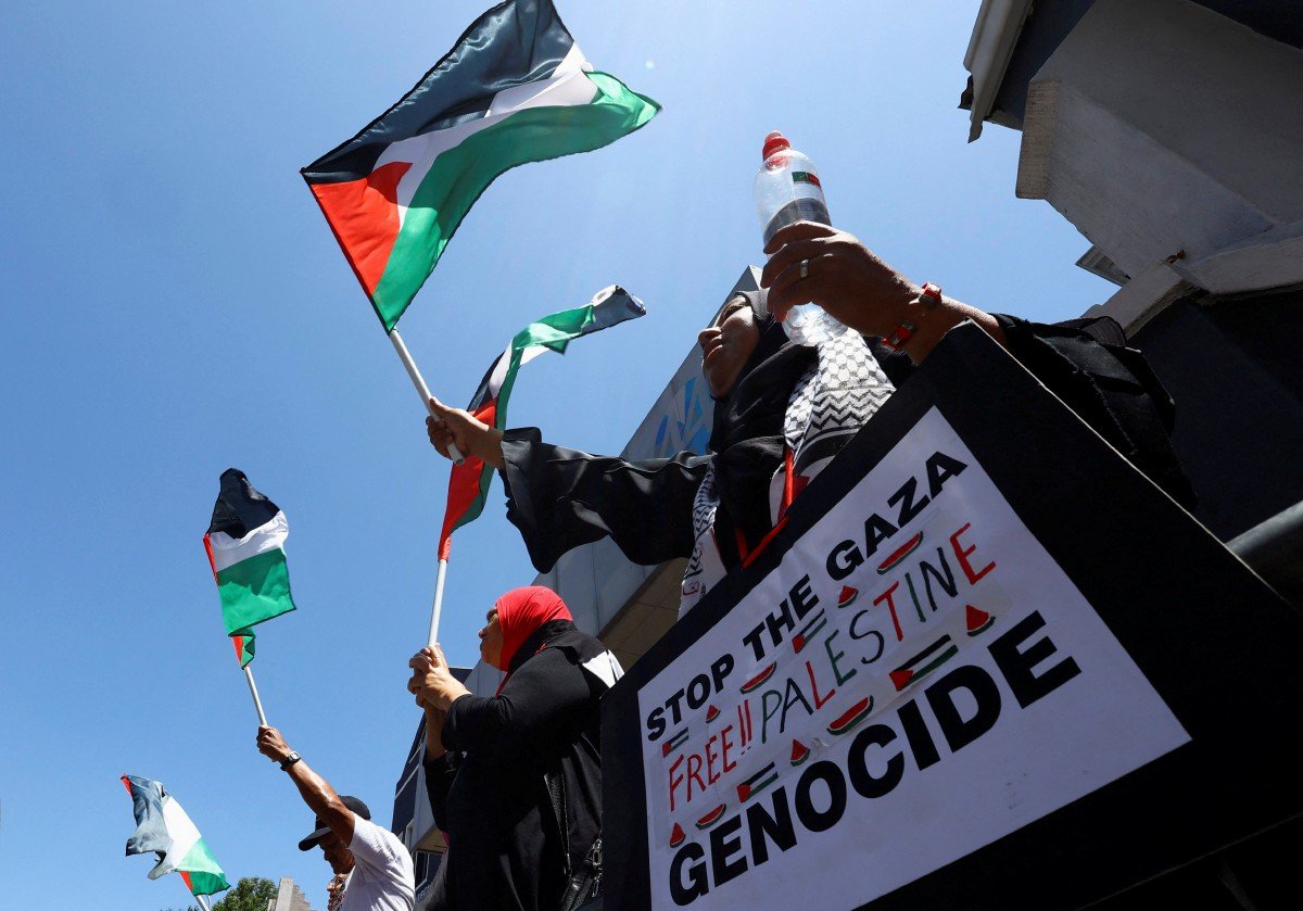ORANG ramai mengibarkan bendera Palestin di pekarangan Masjid Claremont di Cape Town, Afrika Selatan untuk menyatakan sokongan kepada Palestin. FOTO Reuters