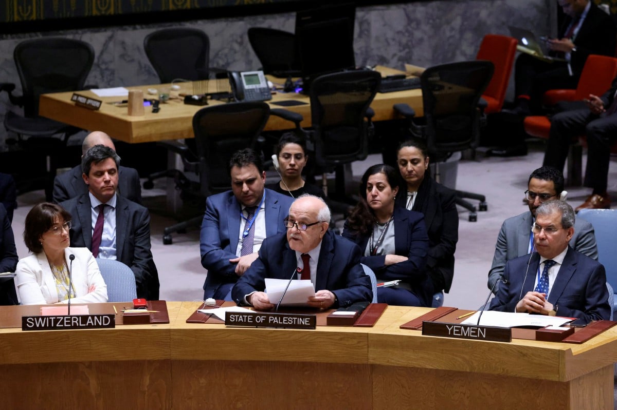 DUTA Palestin ke PBB Riyad Mansour berucap kepada Majlis Keselamatan di Ibu pejabat PBB di New York City, pada Isnin, menuntut gencatan senjata segera. FOTO Reuters