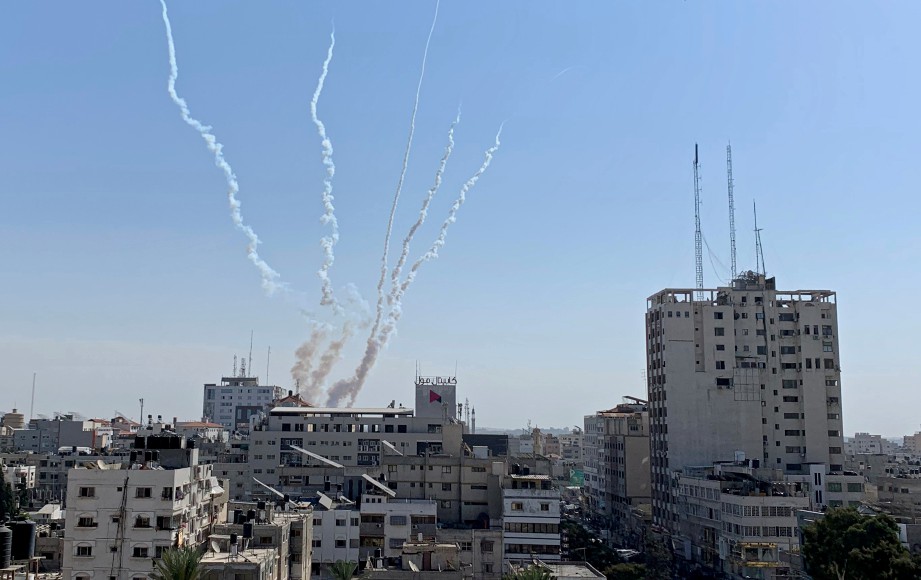 GAZA melancarkan lima roket ke Israel susulan gencatan senjata dikuatkuasakan. FOTO REUTERS