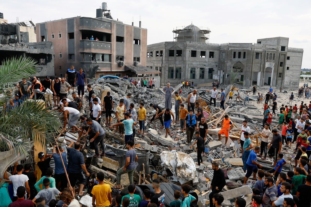 PENDUDUK Palestin  melihat runtuhan bangunan yang musnah akibat serangan udara tentera Israel di Gaza. FOTO Reuters
