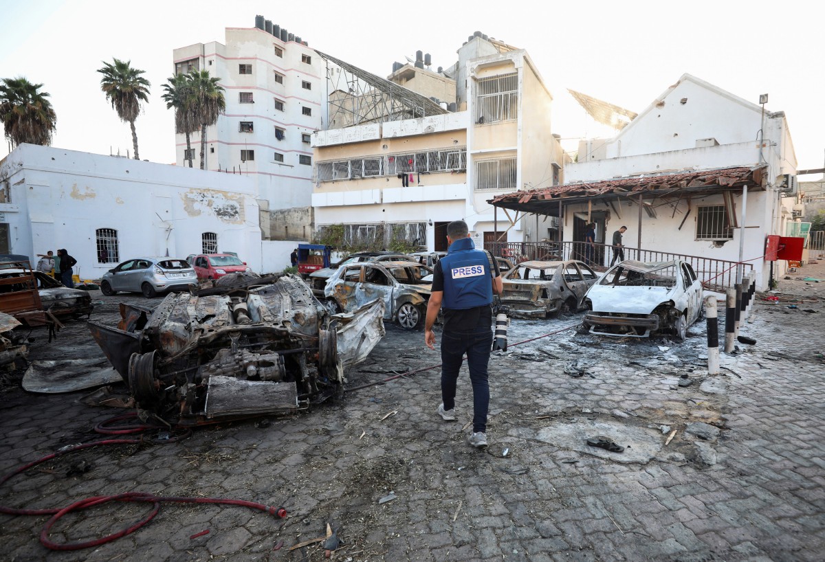 WARTAWAN memantau sekitar lokasi Hospital Al-Ahli yang dibom tentera rejim Zionis, 18 Oktober lalu. FOTO Reuters