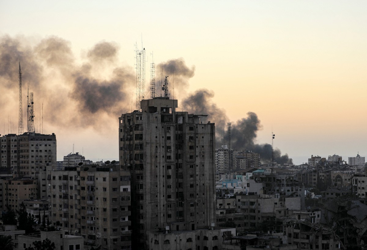 KEPULAN asap kelihatan di Bandaraya Gaza berikutan serangan tentera rejim zionis Israel. FOTO Reuters