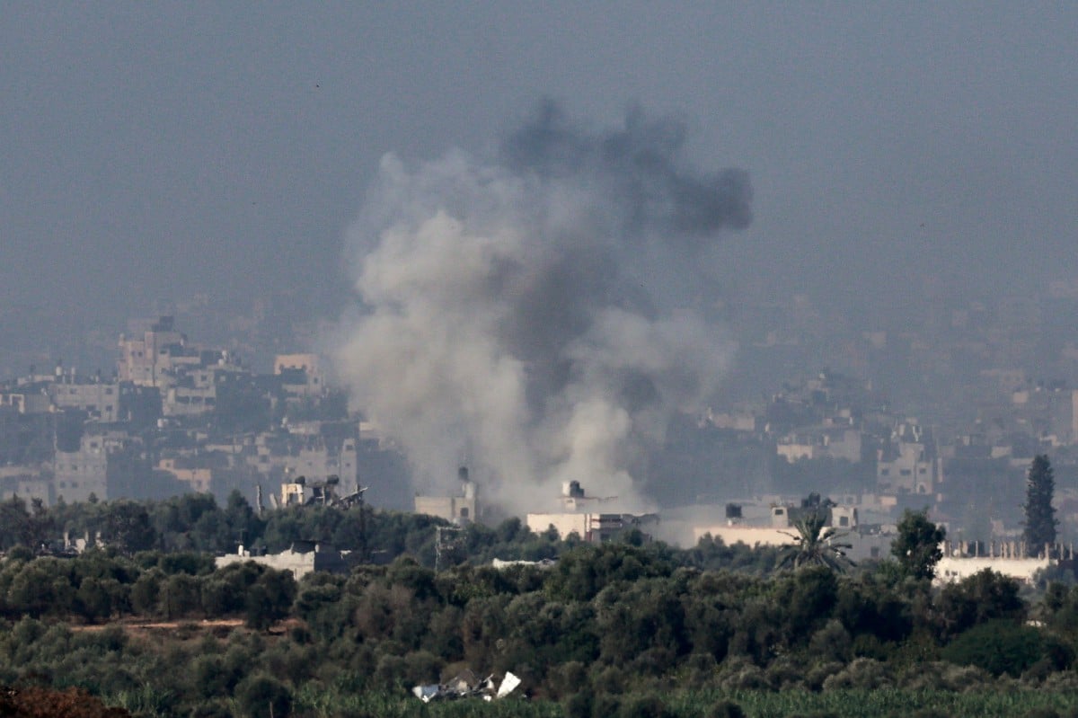 KEPULAN asap susulan serangan rejim zionis di utara Semenanjung Gaza. FOTO Reuters