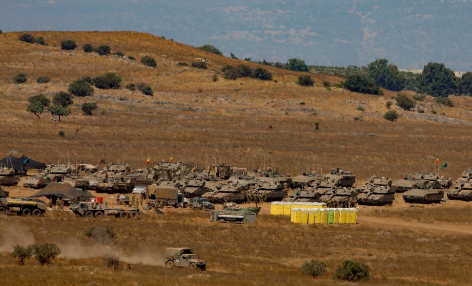 KENDERAAN tentera rejim Israel dilihat berhampiran kawasan Bukit Golan yang dikuasai Israel berhampiran sempadan Syria. FOTO AFP 