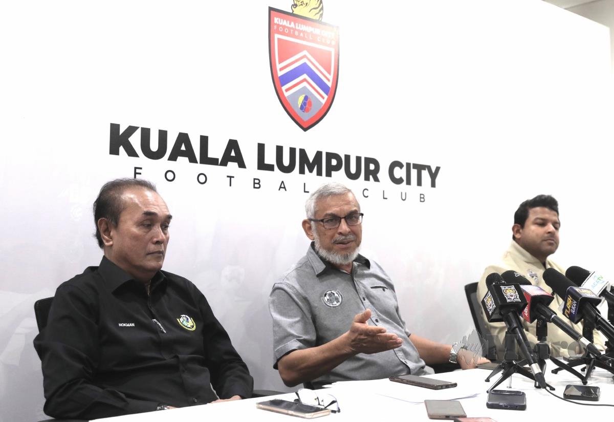 KHALID (tengah) bersama-sama Setiausaha Agung KLFA, Nokman Mustaffa (kiri) dan Ketua Pegawai Eksekutif KL City FC, Stanley Bernard (kanan) ketika sidang media di Stadium Bolasepak Kuala Lumpur, semalam. FOTO AMIRUDIN SAHIB.