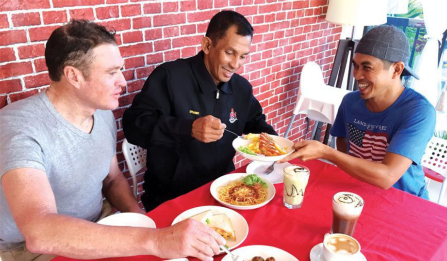WAN Mohamed Najmee (kanan) melayan Nor Affendy dan Dam menikmati hidangan disediakan.