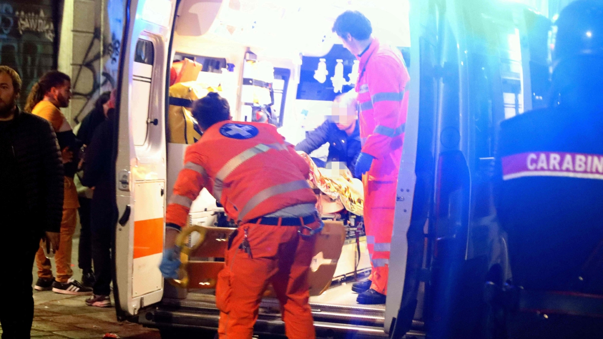 PASUKAN perubatan menyelamatkan mangsa yang cedera dalam pergaduhan penyokong PSG dan Milan. FOTO AFP 
