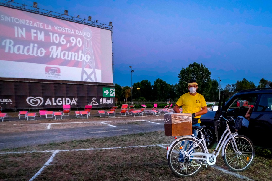 PENJUAL makanan dan minuman di pawagam pandu masuk terbesar Eropah, 'Cinema Paolo Ferrari', di parkir Cineland, Ostia, barat Rom. FOTO AFP 