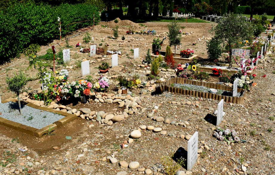 KUBUR orang Islam daripada tanah perkuburan Katolik di Bruzzano, pinggir Milan. Muslim di Itali berdepan kekurangan tapak mengebumikan jenazah pesakit Covid-19. FOTO AFP.