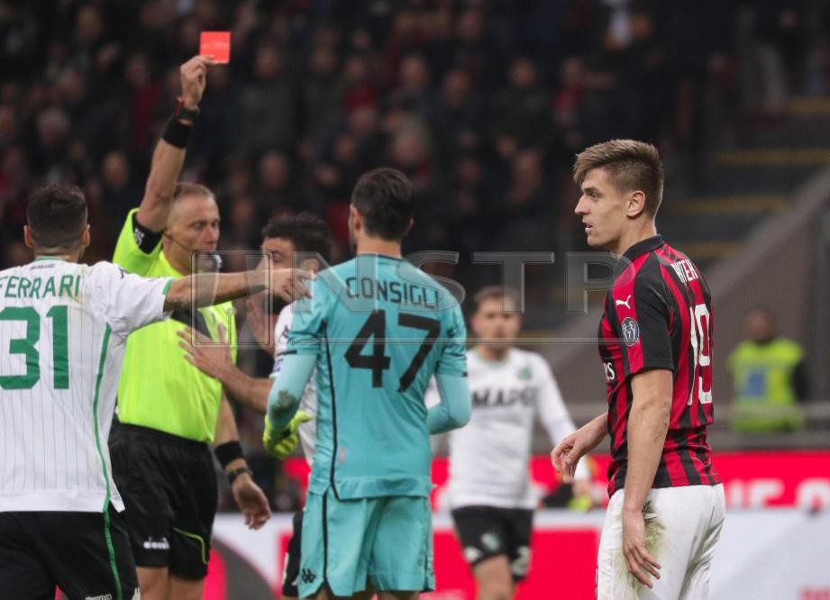  Pengadil Paolo Valeri melayangkan kad merah kepada penjaga gol Sassuolo Andrea Consigli dalam perlawanan Serie A Itali, pagi ini. FOTO EPA.