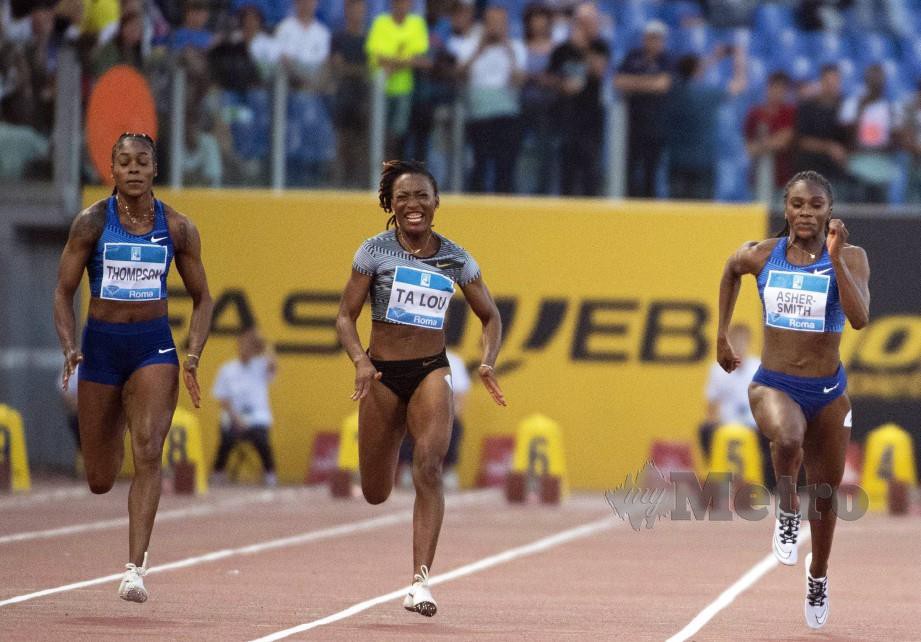Elaine Thompson (kiri) dari Jamaica mendahului pelari lain dalam acara larian 100 meter wanita di Itali. FOTO EPA.
