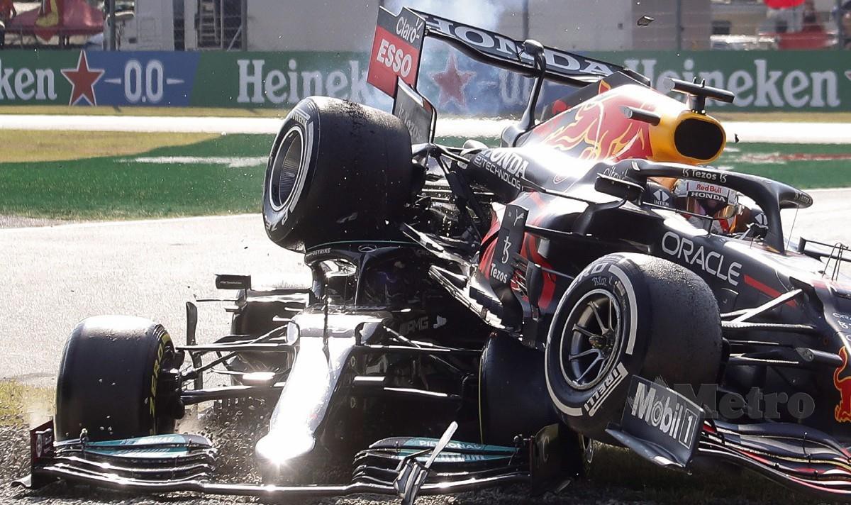 JENTERA Verstappen berada di atas jentera Hamilton menyebabkan kedua-duanya tersingkir dari saingan GP Itali. FOTO EPA