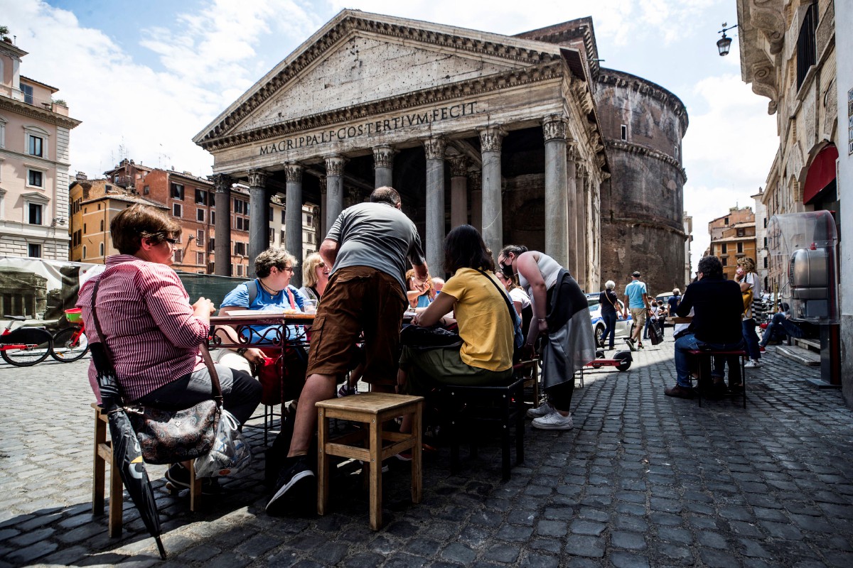 ORANG ramai menikmati makan tengah hari di restoran berhampiran Pantheon, Rom. FOTO EPA 