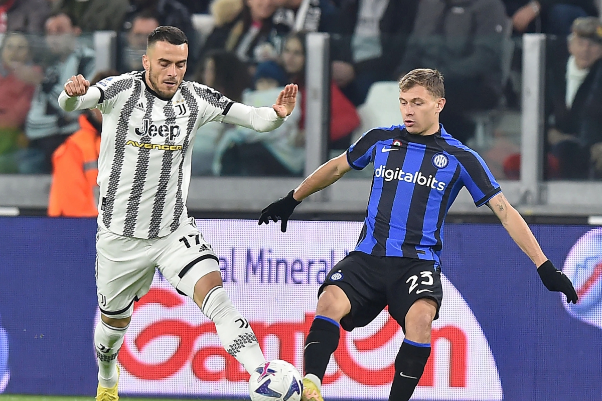 KOSTIC (kiri) berebut bola dengan pemain Inter, Nicolo Barella. FOTO Reuters
