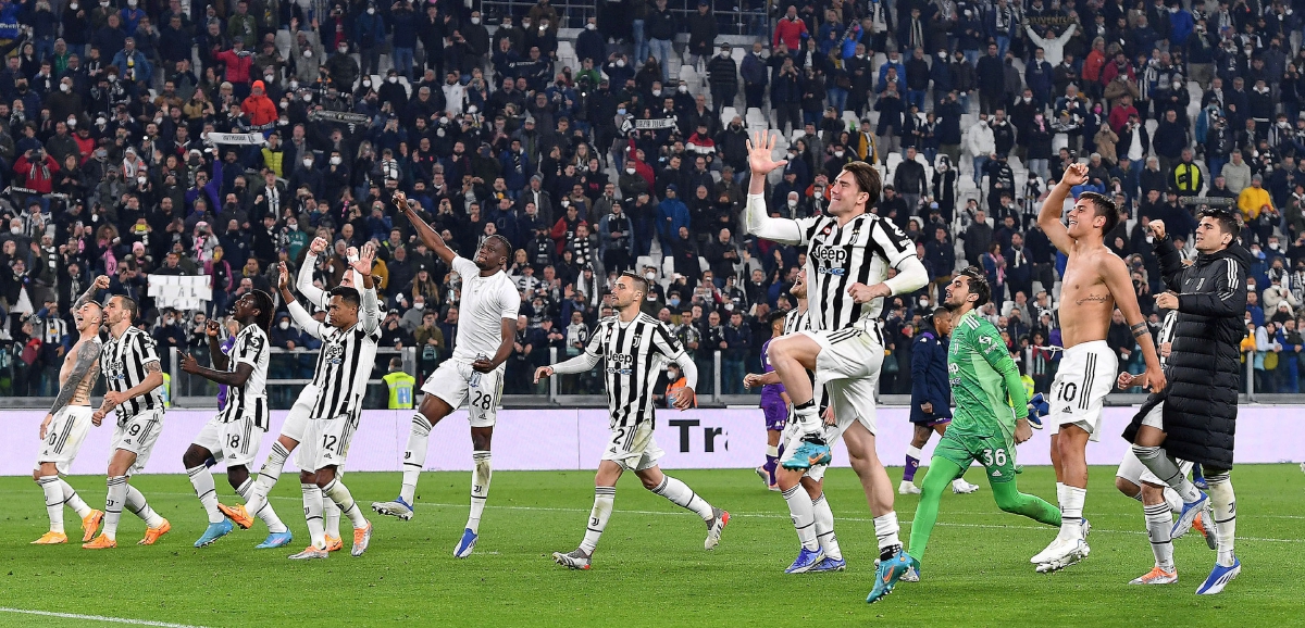 PEMAIN  Juventus meraikan kemenangan selepas tamat perlawanan di Turin.  
