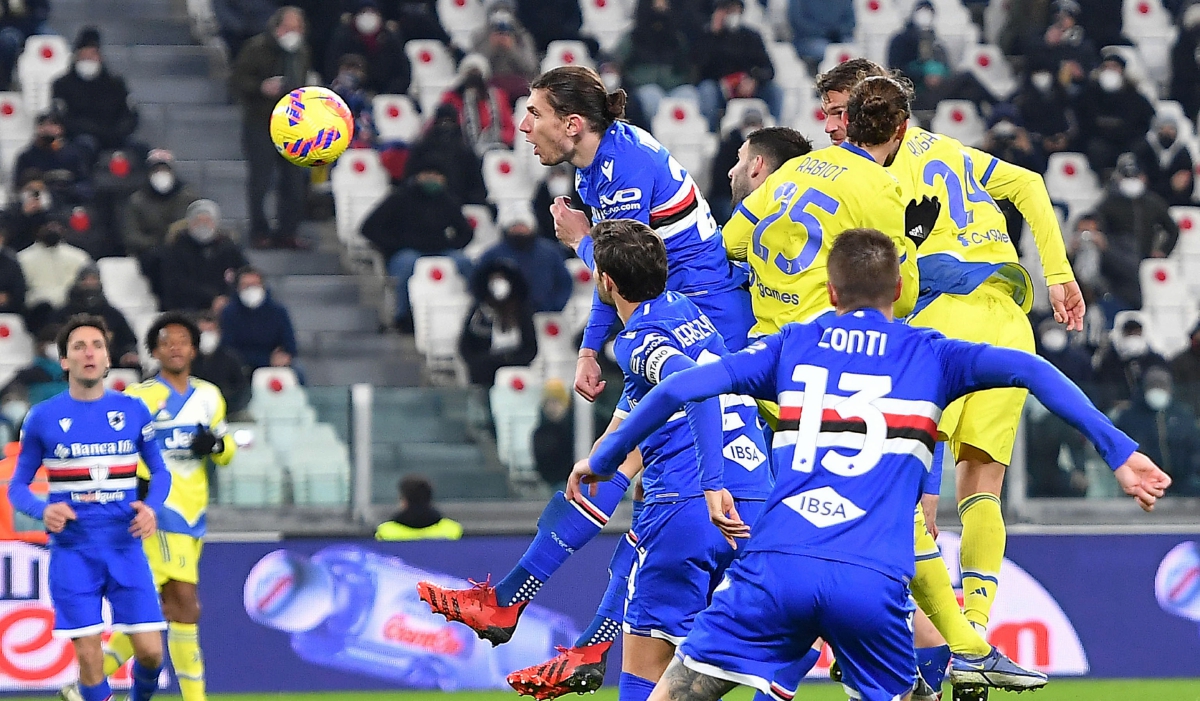 AKSI  Rugani menanduk masuk gol kedua Juventus. 