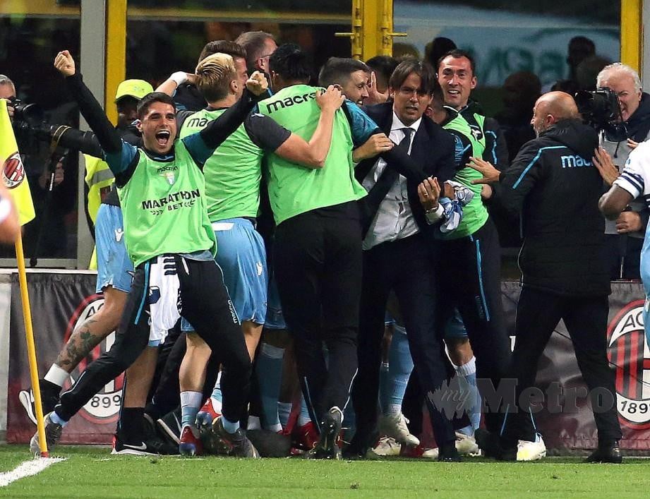 PEMAIN Lazio dan jurulatih mereka,  Inzaghi (tengah) bergembira selepas tamat perlawanan di Stadium   Giuseppe Meazza. - FOTO Agensi
