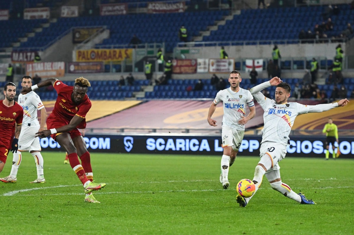 Penyerang Roma, Tammy Abraham (kiri) melakukan rembatan ke pintu gol Lecce pada aksi Piala Itali. FOTO EPA