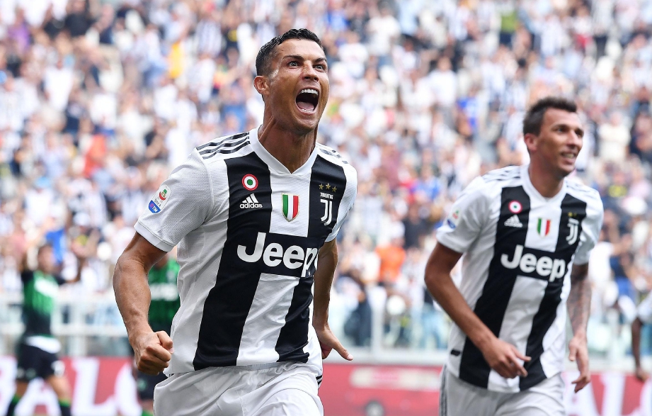 PENYERANG Juventus, Cristiano Ronaldo meraikan jaringan pertamanya ketika membantu Juventus menewaskan Sassuolo 2-1. FOTO EPA
