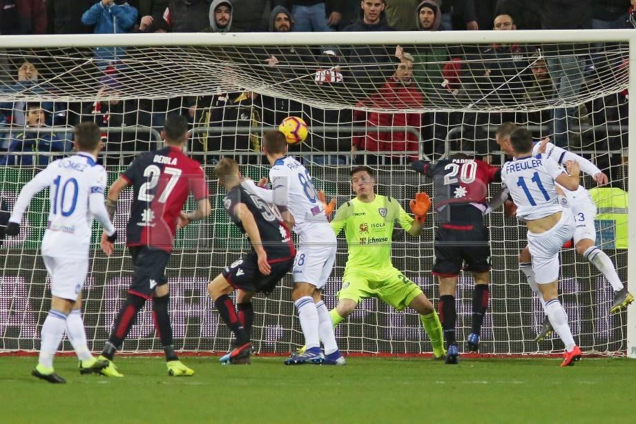 PEMAIN Atalanta   Hans Hateboer (kanan) menjaringkan gol ketika menentang  Cagliari di Stadium Sardegna Arena, awal pagi tadi.