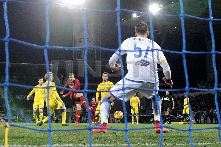 AKSI  Dzeko menjaringkan gol Roma di  Stadium Benito Stirpe, awal pagi tadi. - FOTO Agensi