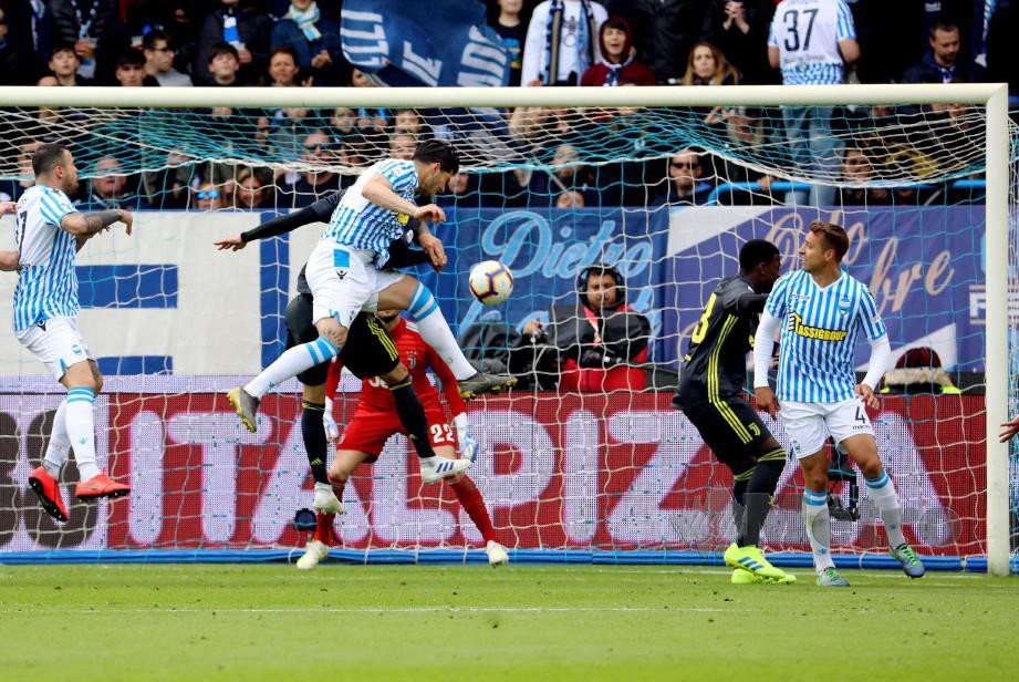 AKSI  Bonifazi (tengah) menjaringkan gol penyamaan SPAL di  Stadium Paolo Mazza. - FOTO Agensi 