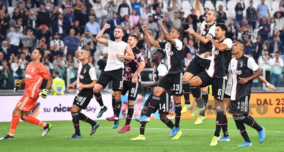 PEMAIN Juventus meraikan kemenangan selepas tamat perlawanan di Turin. - FOTO EPA 
