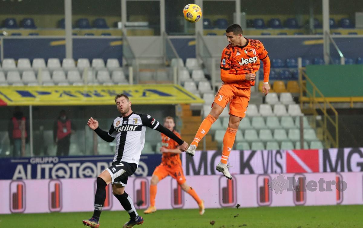 RONALDO (kanan) melompat tinggi untuk menanduk masuk gol kedua Juventus. FOTO AFP
